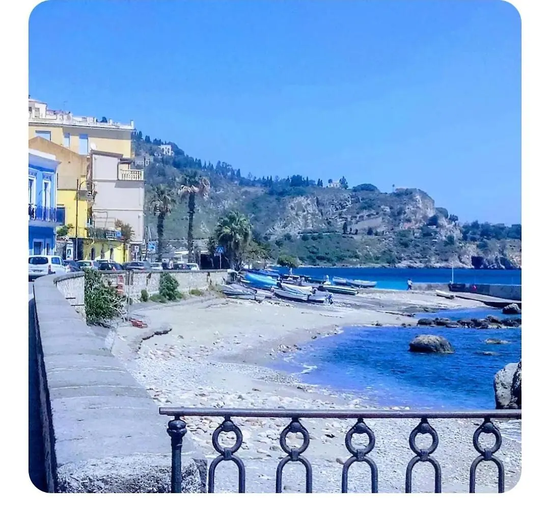 Lucia & Giovanni Giardini-Naxos Couette-café